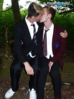 Gay Kissing Pics